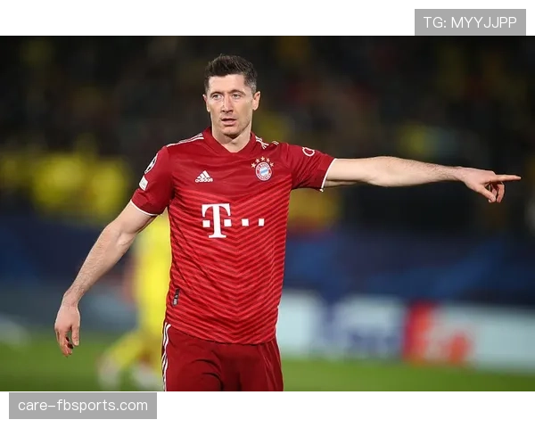 撕开后防抢点射门，莱万本赛季比上季更具终结力