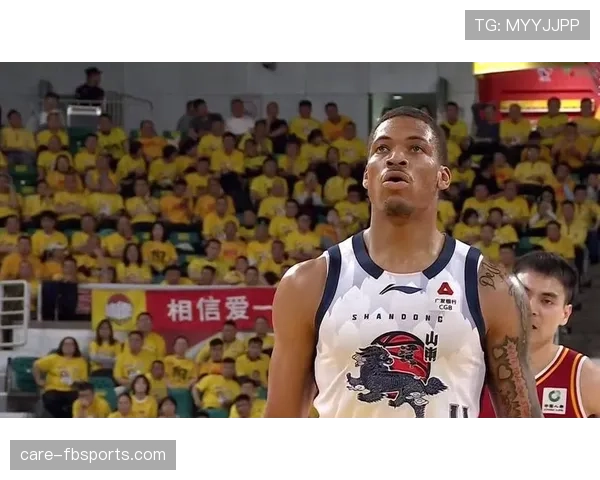 约翰逊突破创造得分机会提升球队关键时刻效率